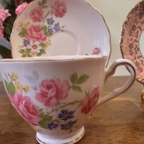 Vintage‎ Colclough Bone China Teacups Saucers Pink Floral Gold Trim England - Picture 2 of 7